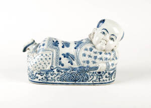 A Chinese blue and white porcelain boy pillow18cm high
