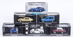 MINICHAMPS: 1:43 group of model cars including 2001 Mini Cooper (38100) – Blue; and, BMW 502 V8 Limousine (22402) – Dark Red; and, 1962 MG B Cabriolet Soft Top (31040) – Cream. All mint in original perspex display case. (25 items) 