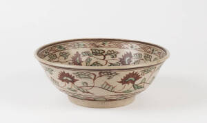 A Swatow iron-red and green decorated circular basin, 25cm diameter, 9cm high