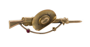 Australian ANZAC 9ct yellow gold brooch with rifle and slouch hat, circa 1915