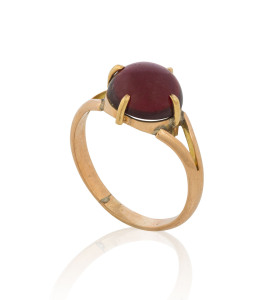 An Antique rose gold ring set with cabochon garnet, 19th century