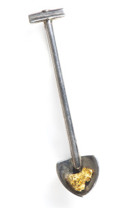 A miner's brooch, sterling silver shovel with gold nugget specimen, early 20th century