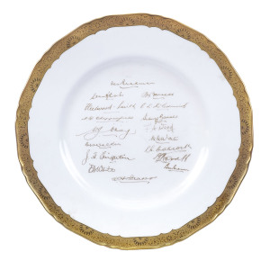 A Royal Worcester 1938 Australian Cricket Team Plate. Fine bone china, rim in gold, the 17 facsimile signatures feature Don Bradman, Stan McCabe, Sidney Barnes, Jack Fingleton, Lindsay Hassett and Bill Brown. Superb condition.The reverse with The Royal Wo
