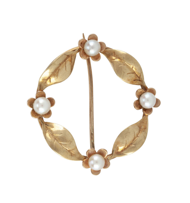 A 9ct gold and pearl circular brooch, early 20th century