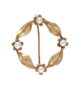 A 9ct gold and pearl circular brooch, early 20th century