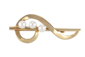 An English 9ct gold treble clef brooch set with 3 pearls