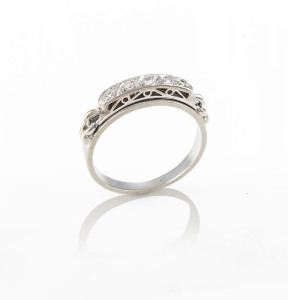 An 18ct white gold and platinum ring set with 5 diamonds