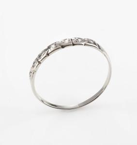 An 18ct white gold ring set with seven diamonds
