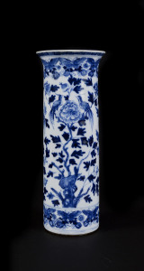 A Chinese blue and white porcelain vase, late Qing Dynasty, 19th/20th century