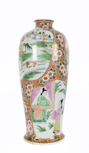 A Chinese porcelain mantle vase, 19th/20th century