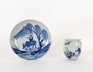A Chinese Wucai pot with chess scene and a blue and white porcelain plate, 20th century