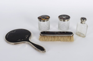 Five assorted pieces of vanity ware, sterling silver and tortoiseshell, 19th/20th century