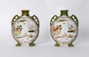 A pair of English porcelain moon flask vases in the Chinoiserie style, late 19th century - 2