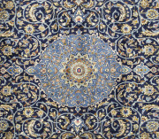 A large Persian rug, hand knotted with blue medallion motif, 20th century - 3