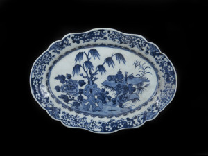 A Chinese "Willow" patterned serving dish, 19th century