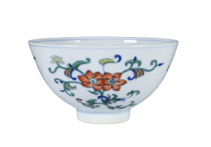 A Chinese porcelain bowl with enamel floral decoration, 20th century