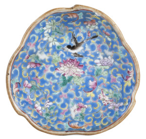 A Chinese porcelain footed dish, Qing Dynasty, 19th century