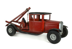 TRI-ANG Tin plate vintage toy tow truck, English, circa 1935