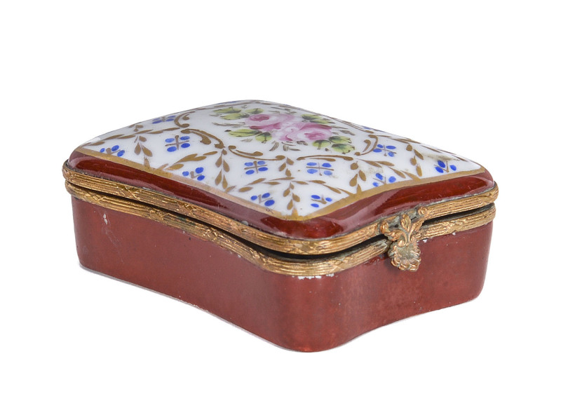 A French porcelain snuff box with gilt metal mounts, early 19th century