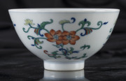 A Chinese porcelain bowl with enamel floral decoration, 20th century - 3