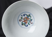 A Chinese porcelain bowl with enamel floral decoration, 20th century - 5