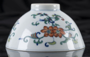 A Chinese porcelain bowl with enamel floral decoration, 20th century - 6