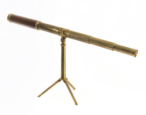 DOLLOND Expanding brass telescope on stand, engraved "DOLLOND, LONDON", late 18th century