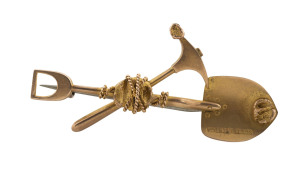 A goldfields brooch, pick and shovel with rope and nuggets, 9ct gold, South African, 19th century stamped "South Africa" on the front of the shovel