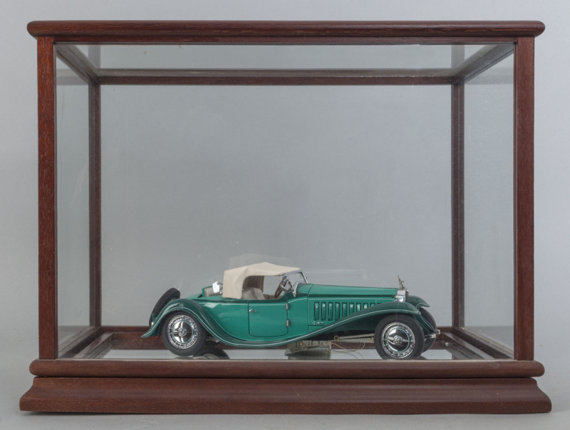 FRANKLIN MINT: Bugatti Royale in 1/24 scale together with display case; model with polystrene box.