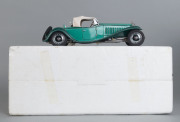 FRANKLIN MINT: Bugatti Royale in 1/24 scale together with display case; model with polystrene box. - 2