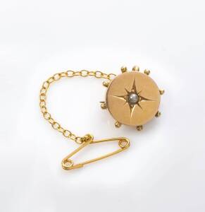 A seed pearl brooch set in 18ct yellow gold, 4.12 grams, 15mm wide