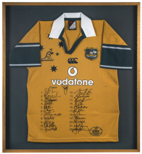 2003 Wallabies Jersey, signed by the coach and the 22 players in the squad; framed and glazed. Overall 91.5 x 84cm.