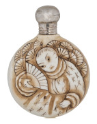 An English porcelain scent bottle (most likely Royal Worcester) in the Japanese style, by Saunders & Shepherd, Chester, circa 1890, - 2