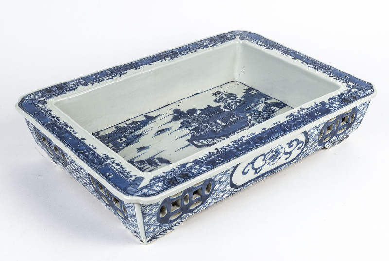 A Chinese blue and white reticulated porcelain bowl, 19th/20th century,