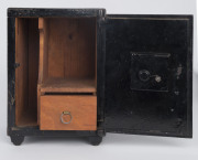Fidelity Trust American cast iron safe, 19th century, with lithograph decoration, interior fitted with compartments, - 2