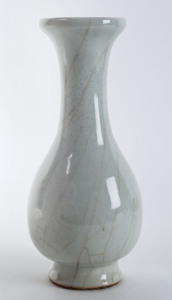 A Chinese crackle glazed vase, 18th/19th century, 27cm high