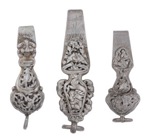 Three Chinese silver money clips, 19th/20th century, the largest 7.5cm long