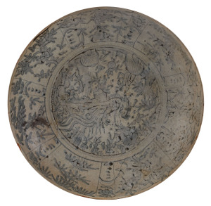 Binh Thuan shipwreck ceramic dish, early 17th century, 37.5cm diameter