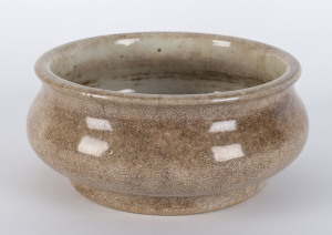A Chinese crackle glazed bowl, 18th century, 21cm diameter