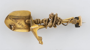 A South African goldfields brooch, crossed pick and shovel with entwined rope and nuggets, 5cm long, 7.4 grams