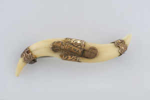 A claw and gold MIZPAH brooch stamped "G.E.W.", 19th century, 5.5cm long