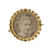 An 18ct locket brooch by Lamborn & Wagner, Melbourne, diameter: 3.5cm. Weight: 7gms.