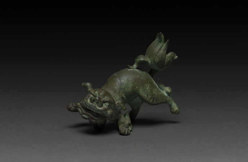 Chinese bronze Fo dog handle, 18th/19th century, 11cm long