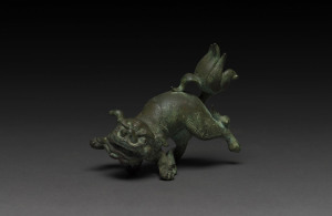 Chinese bronze Fo dog handle, 18th/19th century, 11cm long