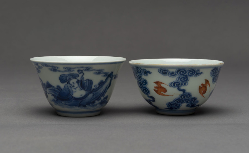 Two Chinese porcelain tea bowls, Republic Period, early 20th century, 5cm high, 8cm diameter