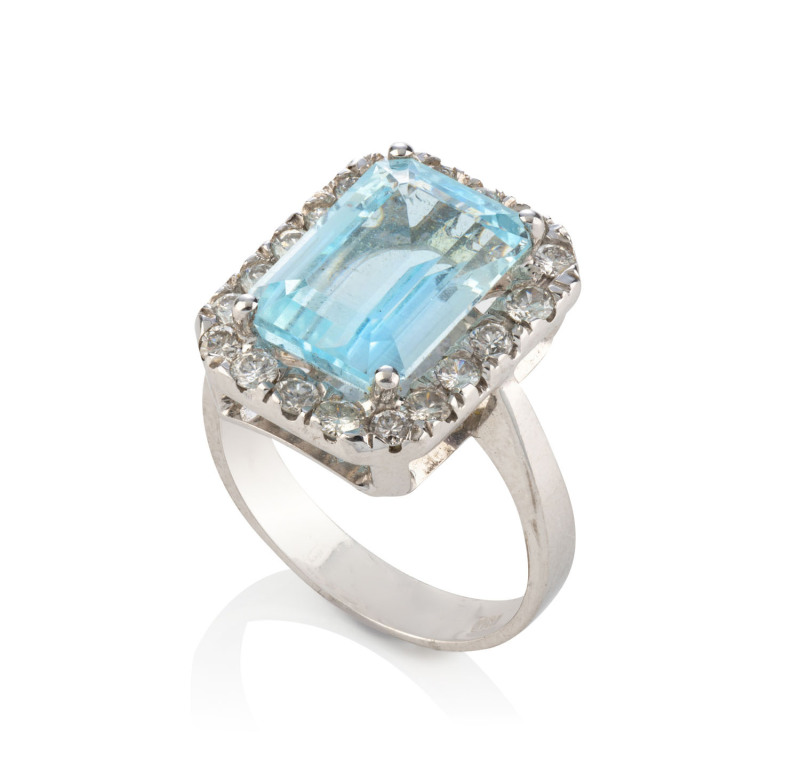 An 18ct gold ring set with 4.3ct aquamarine surrounded by brilliant cut diamonds .60ct, 7.2 grams