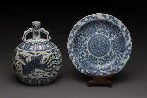 A Chinese blue and white porcelain plate on stand and phoenix pilgrim flask, early to mid 20th century, the flask 26cm high