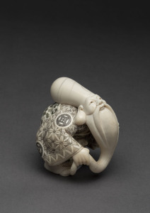 A Chinese carved ivory figure of a scholar, early to mid 20th century, 8cm high