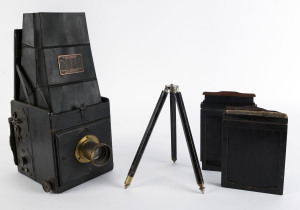 AUTO GRAFLEX Reflex glass plate camera with two glass plates and vintage tripod, circa 1920s, 43cm high