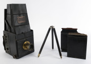 AUTO GRAFLEX Reflex glass plate camera with two glass plates and vintage tripod, circa 1920s, ​43cm high